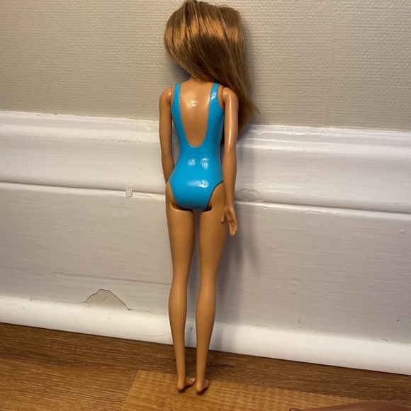 Beach Barbie in Blue - Picture 5 of 7